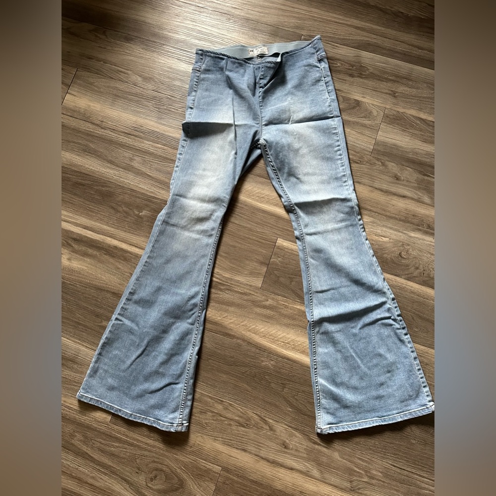Like New Light Denim “Penny” Flare Jeans by Free People in Size 31